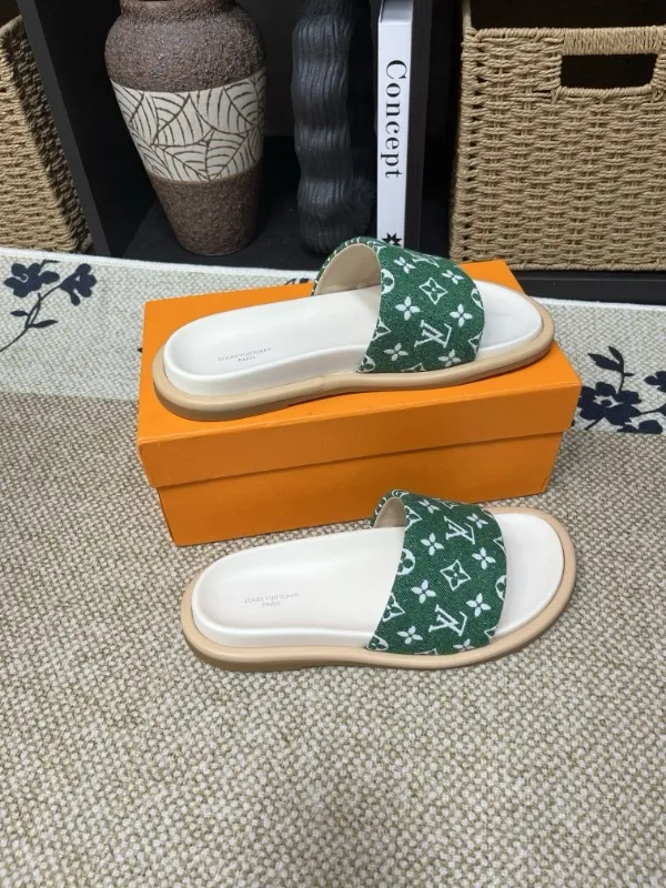 P320💰[New model] Long-term availability, 2025 new model, couple model [LOUlS VUlTTON] comes with drawer box, bag, card, invoice "Louis Vuitton ~ unique modern sandals. 》LV counter purchasing 🏃Men's and women's casual slippers, sold at the same time at the counter, the original old flower material upper is soft and comfortable, (refuses to discolor and rub the feet) sole: original factory special combination original sole, code number: 35--46 4 multiple colors 🉑️ to choose from